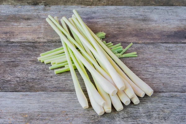 Citronnelle fraîche sur fond en bois - Épice pour la santé . — Photo