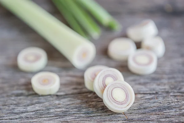 Tranches de citronnelle fraîche sur fond en bois - Épice pour la santé . — Photo