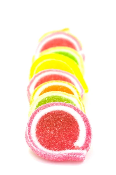 Jalea dulce, fruta sabor, postre de caramelo colorido sobre fondo blanco. —  Fotos de Stock