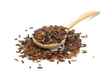 Bir tahta kaşık beyaz arka planda siyah ve kahverengi pirinç.