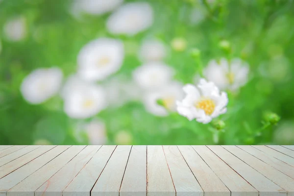 Αδειάστε την κάτοψη του ξύλινο τραπέζι σε λουλούδι φόντο bokeh, για — Φωτογραφία Αρχείου