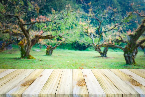 Vista superior vacía de la mesa de madera sobre fondo de bokeh flor, para — Foto de Stock