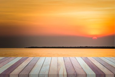 Ahşap masa ve görünümü üzerinde gündoğumu ve günbatımı boş Üstten Görünüm 