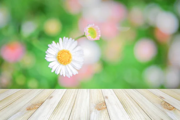Αδειάστε την κάτοψη του ξύλινο τραπέζι σε λουλούδι φόντο bokeh, για — Φωτογραφία Αρχείου