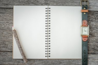 Not defteri boş üstten görünüm retro tarzı ahşap zemin üzerine