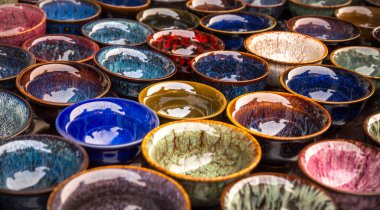 Geleneksel el yapımı seramik çay fincanları.