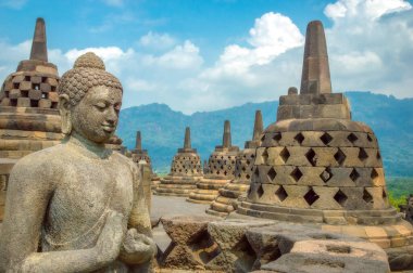 Kutsal tapınaktaki Buddah heykeli