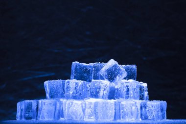 Buz küpleri soğuk soyut arkaplan ile üst üste yığılır