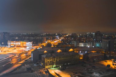 Gece şehir fenerlerle aydınlık evlerde