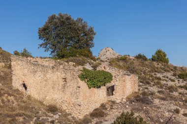 Dağda yıkılmış eski bir ev