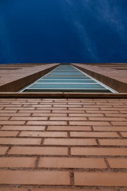 Pencereli tuğlalardan yapılmış bir binanın cephesi