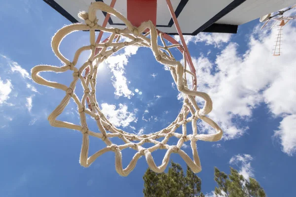 Basketbalový Koš Pohled Níže Oblohou Mraky Pozadí — Stock fotografie