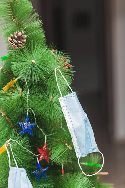 Detaljerad Bild Julgran Med Stjärnformade Ljus Dekorerad Med Blå Kirurgiska — Stockfoto