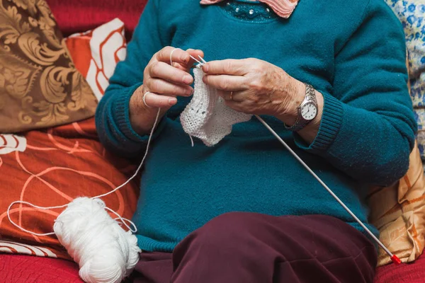 Hands Elderly Lady Who Sitting Sofa Knitting White Woolen Garment — Foto de Stock