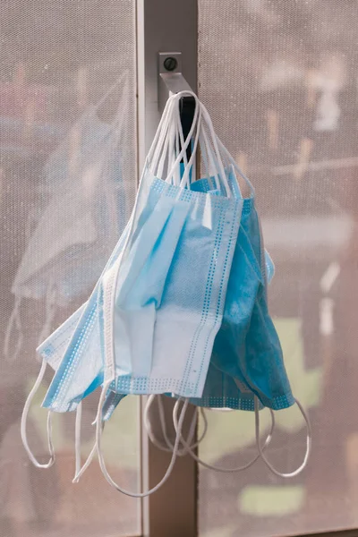 Nombreux Masques Chirurgicaux Suspendus Sur Une Poignée Ouvre Fenêtre Les — Photo