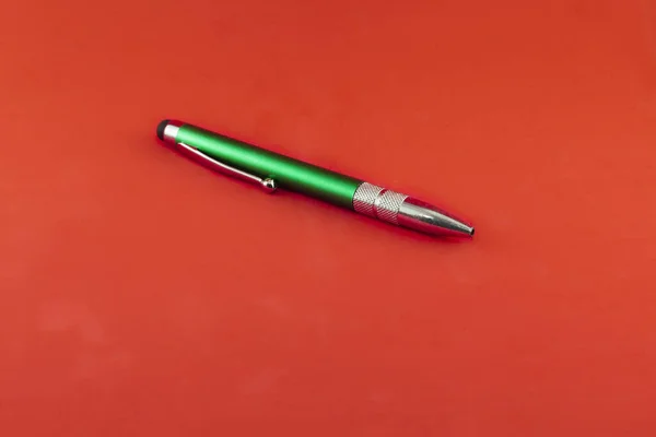 Ручка Внешней Частью Окрашена Зеленый Серебристый Цвета Кончик Спрятан Объект — стоковое фото
