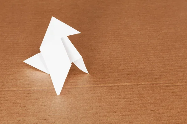 Klasszikus Origami Madár Figura Elszigetelt Karton Háttér — Stock Fotó
