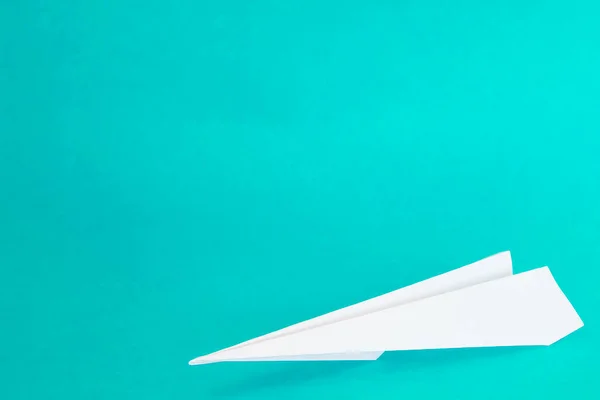 Белый Бумажный Самолет Бирюзовом Голубом Фоне Изолированы Летать Небу — стоковое фото