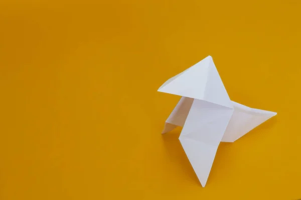 Klasszikus Origami Madár Figura Elszigetelt Sárga Háttér — Stock Fotó