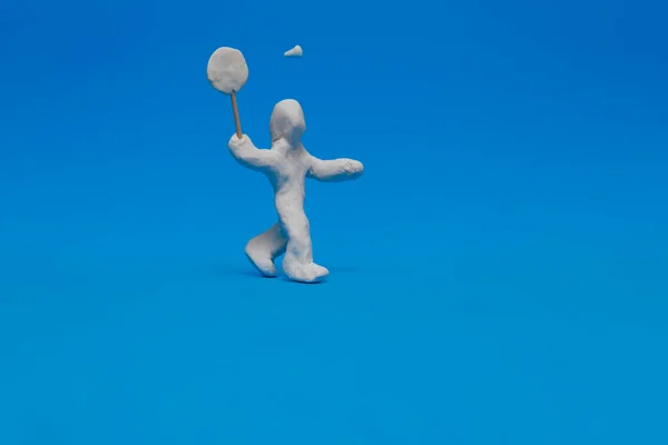 Egy Fehér Műanyag Baba Aki Tollaslabdát Gyakorol Kék Alapon Baba — Stock Fotó