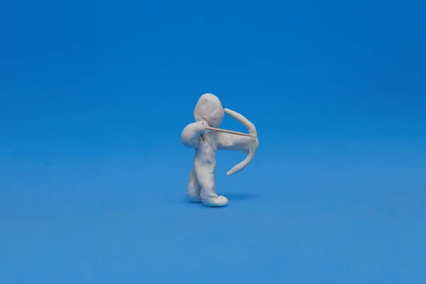 Eine Weiße Knetmasse Attrappe Beim Bogenschießen Auf Blauem Hintergrund Der — Stockfoto