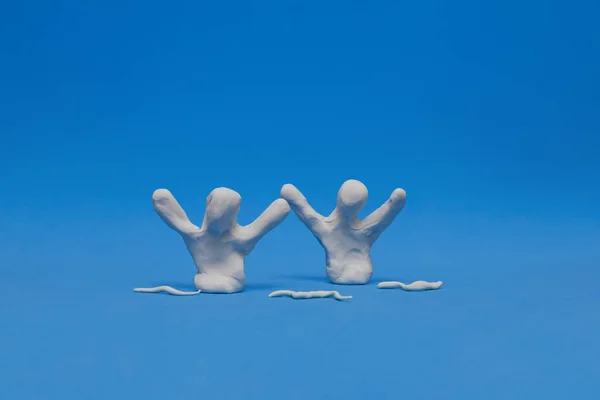 Δύο Λευκές Κούκλες Πλαστελίνης Εξασκούνται Στο Συγχρονισμένο Κολύμπι Μπλε Φόντο — Φωτογραφία Αρχείου