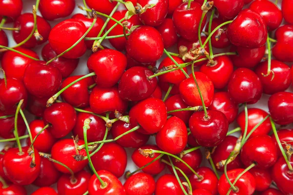 Fond Formé Par Nombreuses Cerises Rouges Mûres Avec Leurs Tiges — Photo