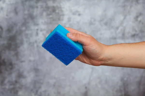 Mano Derecha Hombre Sosteniendo Una Compresa Azul Sobre Fondo Gris —  Fotos de Stock