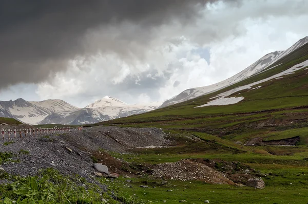 Georgische Berge bei trübem Wetter — Stockfoto