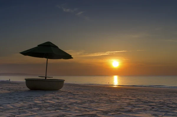 Guarda-chuva de praia ao nascer do sol — Fotografia de Stock
