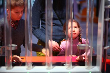 Fiziksel deneyler yapan duygusal çocukların portresi. BTMM ve Eğitim Konsepti