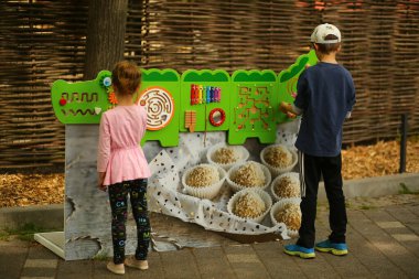 Çocuklar çocuk odasında bir klozetle oynuyorlar. 