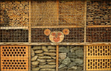 Doğal malzemelerden yapılmış yararlı bahçe böcekleri için özel bir ev.
