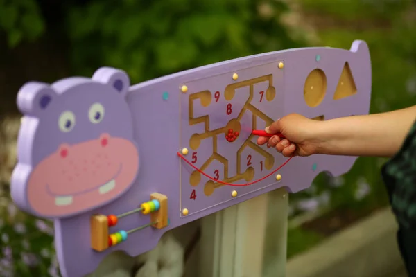 Gros Plan Une Main Jouant Avec Busyboard Dans Pépinière — Photo