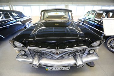 Kyiv, Ukrayna - 22 Mayıs 2021: Eski bir Sovyet arabasının geniş açısı Chaika