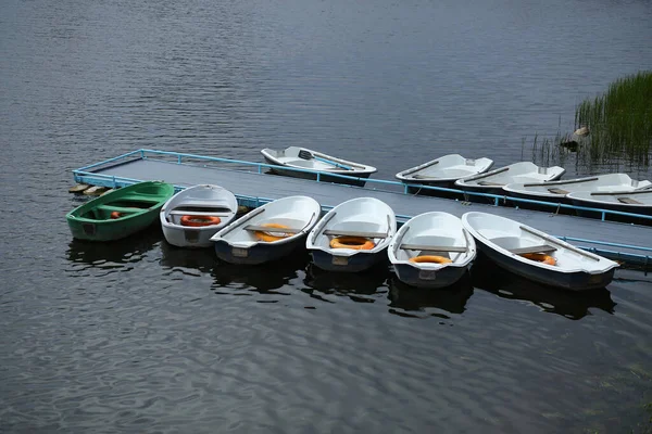 Nahaufnahme Einer Seebrücke Mit Vielen Geparkten Booten — Stockfoto