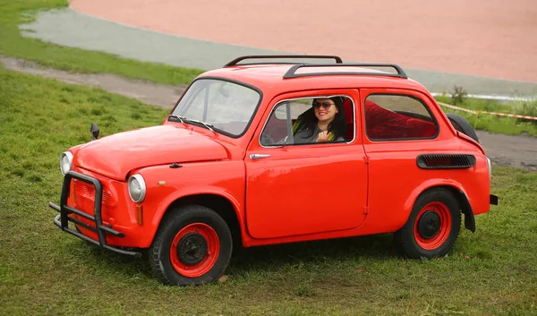 Young Woman Posing Bright Red Retro Zaporozhets Car — Stockfoto
