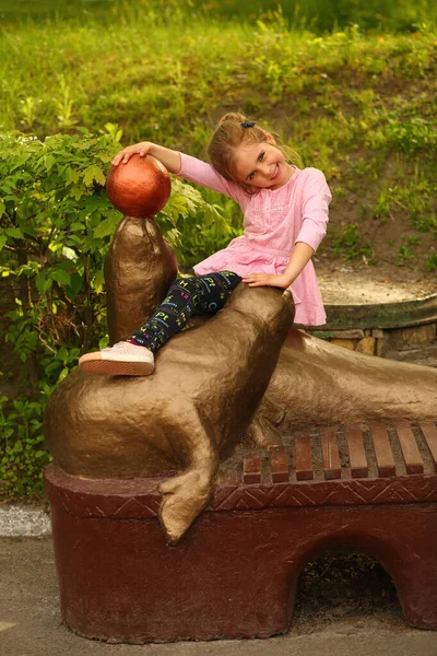 Retrato Uma Menina Cinco Anos Sentada Banco Com Focas Pele — Fotografia de Stock