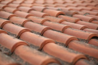 Turuncu, eski kil çatı kiremitlerinin kapanışı