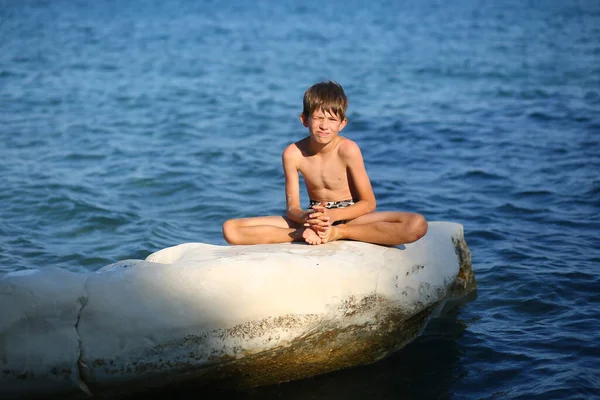 Kaukaski Letni Chłopiec Opalający Się Skałach Cyprysowym Wybrzeżu — Zdjęcie stockowe