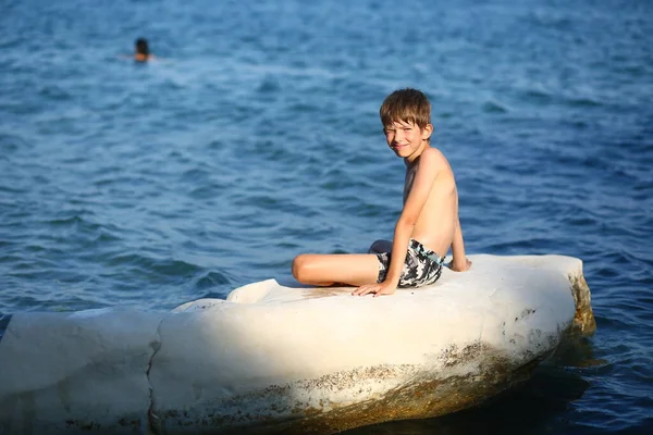 Caucasiano Menino Nove Anos Tomando Banho Sol Nas Rochas Costa — Fotografia de Stock