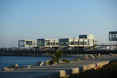 Limasol, Kıbrıs - 13 Temmuz 2021: Şehir deniz rıhtımının gün batımı manzarası