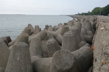 Beton kirpiler - Baltık Denizi kıyılarında dalgalanma