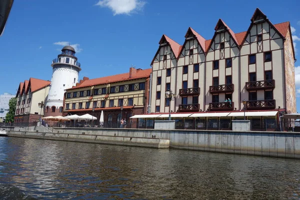 Kaliningrad 'daki Pregolya Nehri kıyısındaki Balık Köyü' nün binaları.