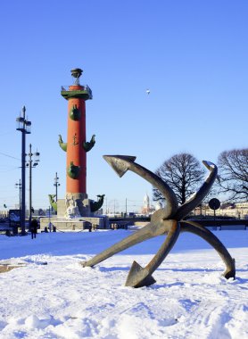 Antik çapa ve St Petersburg Rostral sütun