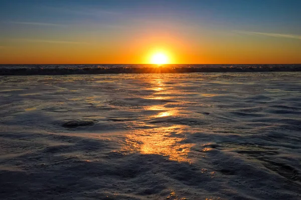 Feche Superfície Onda Oceano Com Espuma Luz Solar — Fotografia de Stock