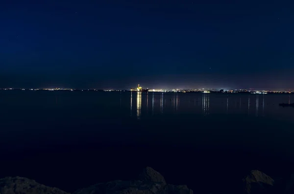 Vista Mar Para Costa Noturna Navio Cidade Nas Luzes Das — Fotografia de Stock
