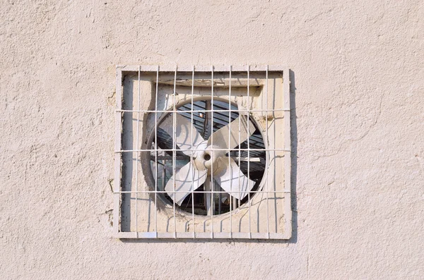 Alter verrosteter Ventilator — Stockfoto