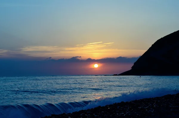 Puesta de sol sobre la costa — Foto de Stock