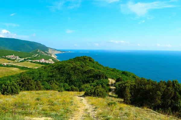 Deniz kenarındaki dağlar — Stok fotoğraf